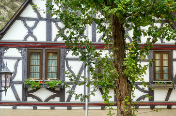 Fototapeta na wymiar Historisches Fachwerkhaus und Baum in Oberwesel am Rhein