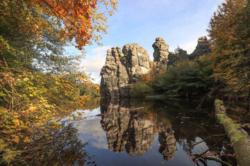 Goldener Oktober im Teutoburger Wald; Blick vom Wiembecke Teich auf die Externsteine