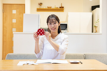 財布をもつ日本人女性