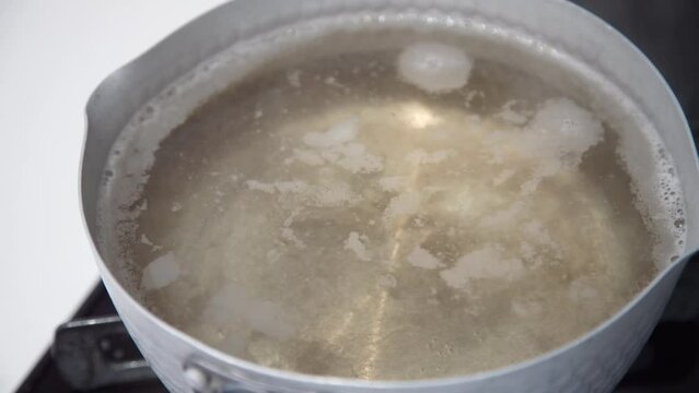 	だしを煮る様子