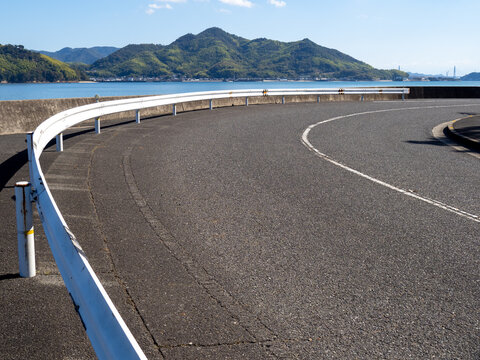 佐木島の海辺の道路(広島県道361号佐木島線)。
