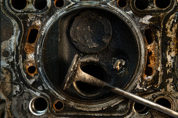 tapa de cilindros desarmada, válvula dañada, reparando motor, taller mecánico