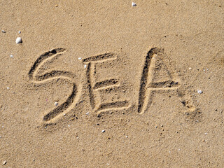 砂浜に書かれた｢SEA｣の文字。
