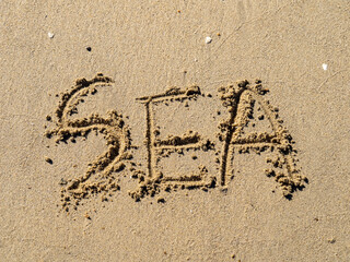 砂浜に書かれた｢SEA｣の文字。
