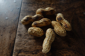 こんがり焼き目のついた殻付きの落花生