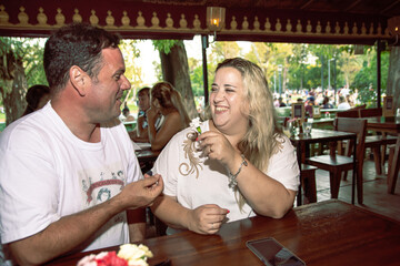 pareja divirtiéndose antes de cenar, en un restaurante