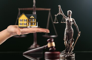 Model of house and wooden gavel, inheritance law. - obrazy, fototapety, plakaty