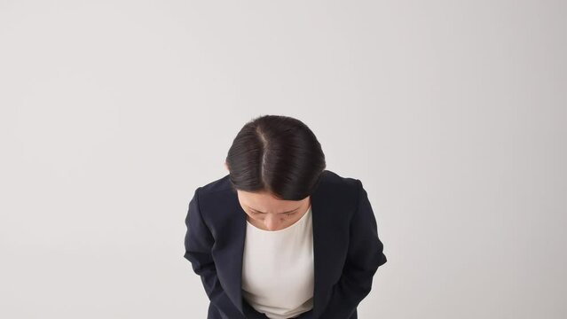お辞儀して謝罪するビジネスウーマン　白背景