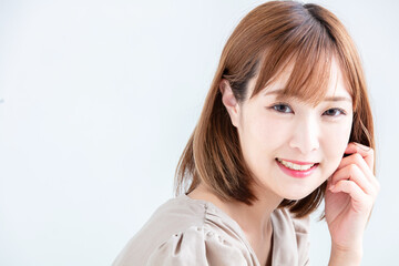 カメラ目線で微笑む女性　woman smiling looking at camera
