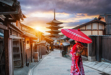 Naklejka premium Japanese woman wearing a traditional Japanese kimono at Yasaka Pagoda and Sannen Zaka Street in Kyoto, Japan.