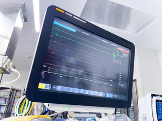 Fotobehang hospital monitor displaying vital signs: blood pressure, heart rate, pulse oximetry, and temperature, providing critical patient health data in a medical setting © Your Hand Please