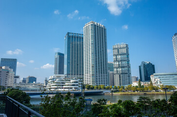 Fototapeta na wymiar 青空の横浜みなとみらいの超高層ビルとタワマン