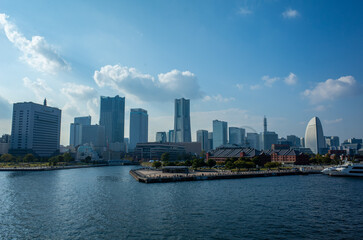 Fototapeta na wymiar 青空の横浜みなとみらいの超高層ビルとタワマン 