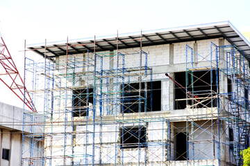 Steel scaffolding outside the reinforced concrete building and has lightweight walls.