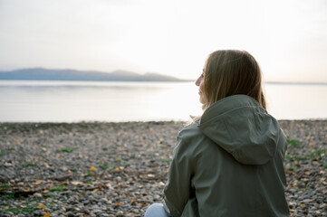 Fototapeta premium Side view of woman looking away against lake
