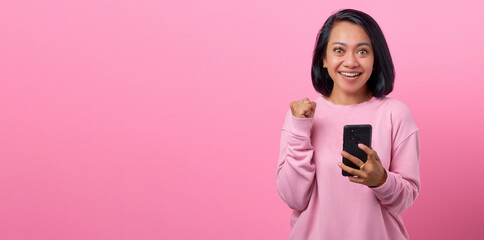 Portrait expressive young woman with smartphone