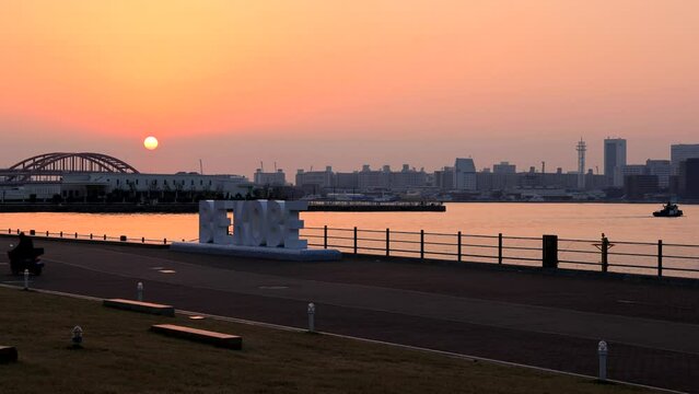 メリケンパークで眺める日の出の風景（前方に神戸大橋、ポートアイランドが見えます）　神戸市中央区神戸港にて
