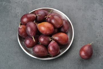 Obraz premium Fresh ripe plums, close up 
