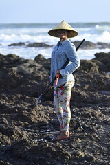 Exploradora en una playa del Oceano Pacífico en el Perú