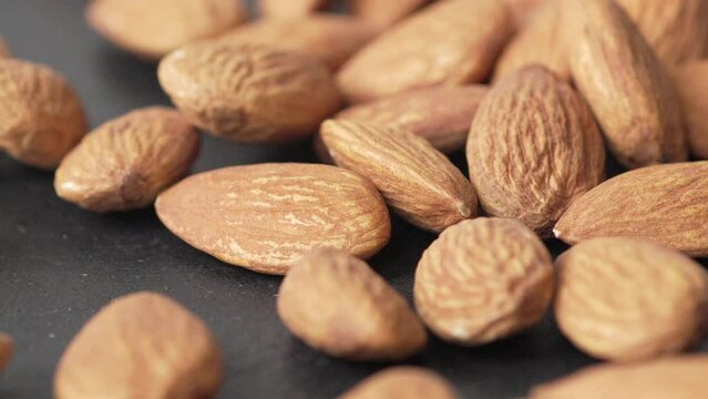Amandes.