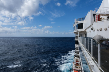 Sonnenliegen auf Luxus Kreuzfahrtschiff - Sun loungers and deck chairs on luxury oceanliner,...