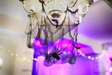 Lampa w sali balowej z pająkiem . Halloween.  