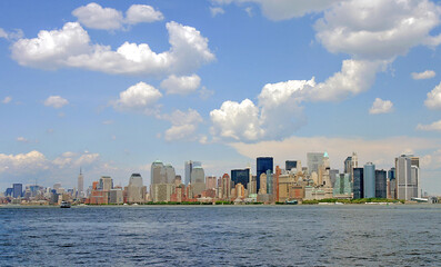 Obraz premium The New York City Skyline During a Clear Summer Day