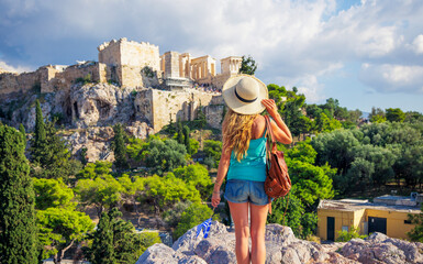 Obraz premium Woman tourist looking at Acropolis in Athens city- Greece