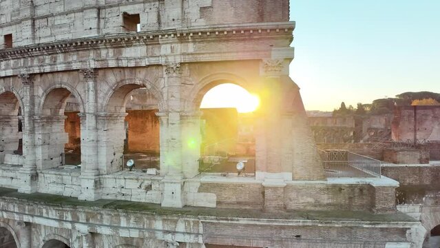 Spettacolare ripresa aerea del Colosseo controluce. Roma, Italia.
L'anfiteatro Flavio ripreso dal drone all'alba, con il sole controluce.
