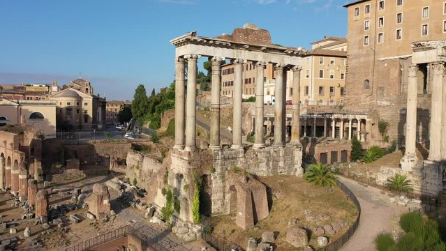 Colonne dell'antica Roma al Foro Romano. Italia.
Primopiano delle colonne e dei capitelli intorno al Colosseo ai Fori Imperiali.