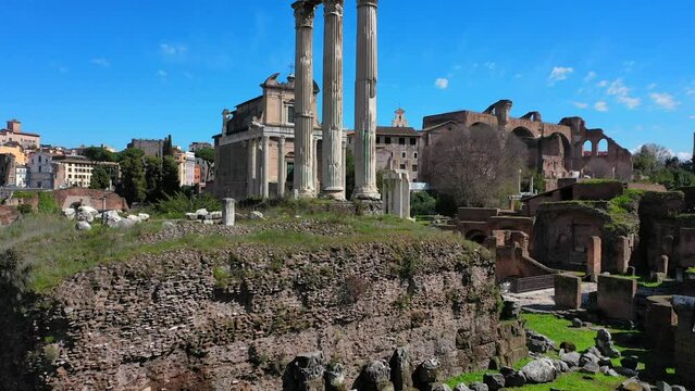 Colonne dell'antica Roma al Foro Romano. Italia.
Primopiano delle colonne e dei capitelli intorno al Colosseo ai Fori Imperiali.