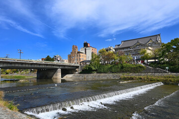 秋晴れの京都市四条大橋東詰と南座の風景