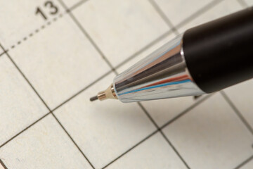 Uzupełniać długopisem formularz z bliska
