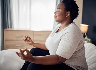 Rugzak Yoga, lotus and meditation of black woman on bed for peace, mindfulness or exercise. Pilates, workout and person in bedroom for zen, relax and health of plus size body, wellness and fitness at home © David Lahoud/peopleimages.com