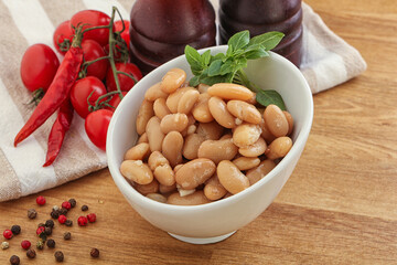 Whinte canned kidney beans in the bowl