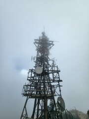 Antenna satellitare nella nebbia
