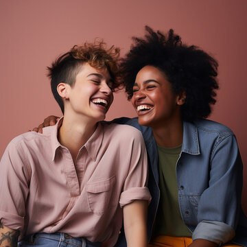 환하게 웃고있는 두 여성친구, 모델친구