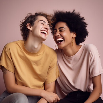 환하게 웃고있는 두 여성친구, 모델친구