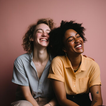 환하게 웃고있는 두 여성친구, 모델친구