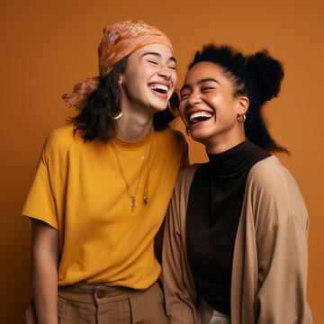 환하게 웃고있는 두 여성친구, 모델친구