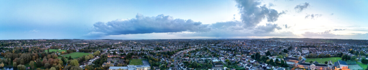 Naklejka premium Aerial Panoramic View of British City During Sunset