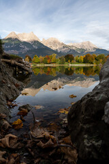 Fototapeta na wymiar Amazing autumn photography in the austrian mountains with a reflecting lake.
