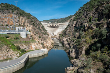 Entre montes e montanhas a barragem hidroelétrica de Foz Tua sobre o rio Tua em Trás os Montes,...