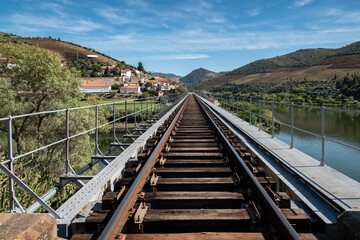 Ponte metálica com a linha de ferro na foz do rio Douro com o rio Tua em Trás os Montes, Portugal - obrazy, fototapety, plakaty