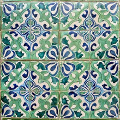 Orientalisches Muster in grün, blau und weiß auf andalusischen Keramikfliesen.