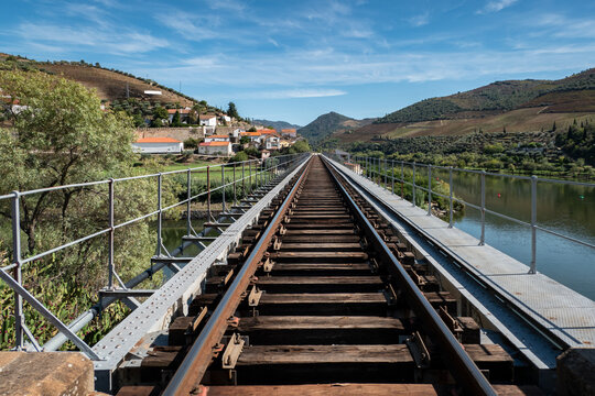 Ponte metálica com a linha de ferro na foz do rio Douro com o rio Tua em Trás os Montes, Portugal