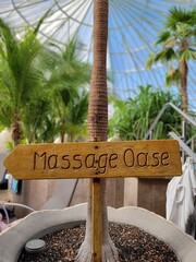 Schild Massage Oase mit Palmen