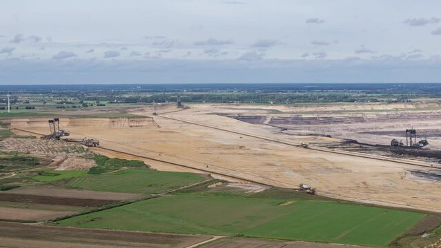 Garzweiler surface mine, open cut brown coal, lignite, mine bordering green fields
