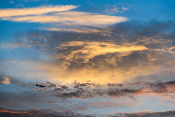 Avion de ligne dans le ciel au crépuscule