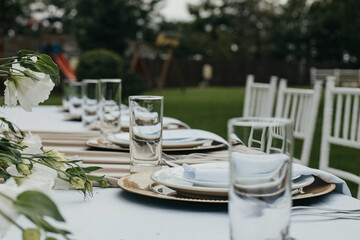 Flower decoration for celebrations. Decoration of tables and chairs. Rustic decoration.

